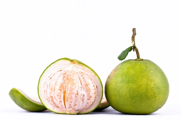 Pomelos Verdes Frescos Meio Pomelo Sobre Fundo Branco Alimento Saudável — Fotografia de Stock