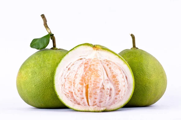 Pomelos Frescos Pelados Verdes Sobre Fondo Blanco Alimentos Sanos Aislados — Foto de Stock