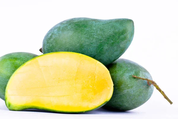 Halb Grüne Geschälte Mango Und Frische Grüne Mango Auf Weißem — Stockfoto