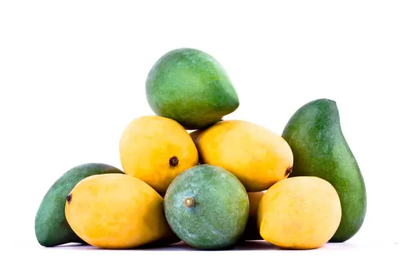 Una Pila Mango Maduro Amarillo Mango Verde Fresco Sobre Fondo —  Fotos de Stock