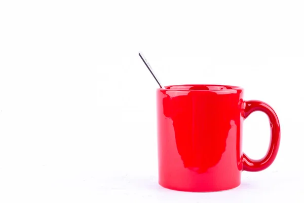 Красный Кофе Чай Молоко Кружку Ложку Белом Фоне Напиток Изолированы — стоковое фото