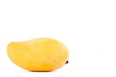 Beyaz arka planda sarı, olgun mango sağlıklı meyve, izole edilmiş.