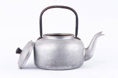 Beyaz arka plandaki eski model çaydanlık izole edilmiş. Alüminyum malzemeden yapılmış bir çaydanlık..