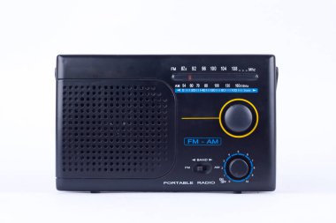 AM, FM taşınabilir radyo transistörü eski siyah vintage retro biçimi beyaz arkaplan izole 