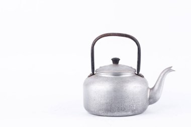 Beyaz arka plandaki eski model çaydanlık izole edilmiş. Alüminyum malzemeden yapılmış bir çaydanlık..