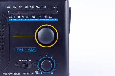 Eski siyah antika AM, FM taşınabilir radyo transistör alıcısı beyaz arkaplanda izole edilmiş yakın plan