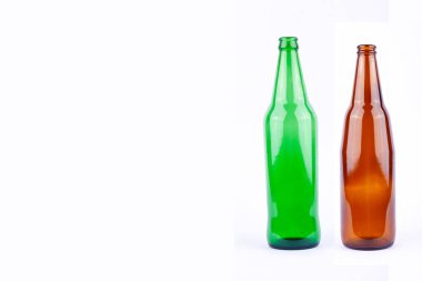 Kahverengi bira şişesi ve yeşil bira şişesi bira partisi için beyaz arka planda izole edilmiş içki.