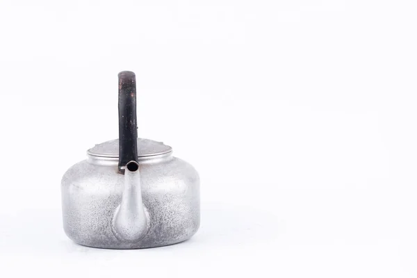 古老的复古水壶在白色背景的饮料隔离 侧视图 铝制水壶 — 图库照片