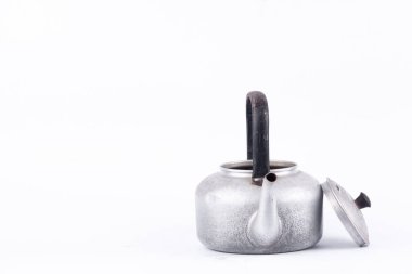Beyaz arka plandaki antika çaydanlık izole edilmiş içki (natürmort hayat). Alüminyum malzemeden yapılmış bir çaydanlık..