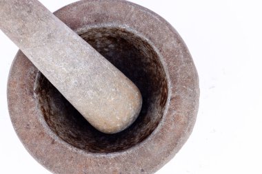 Eski granit taş havan ve tokmak beyaz arka planda Tayland mutfağı pişirme aracıdır (üst görünüm) )