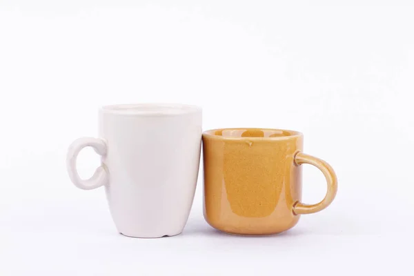 咖啡杯 牛奶杯与白底杯隔离休息时间 — 图库照片