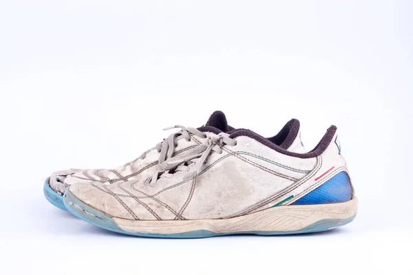 Eski Mavi Eskimiş Spor Ayakkabıları Beyaz Arka Planda Izole Edilmiş — Stok fotoğraf