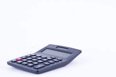 Beyaz arkaplandaki hesaplama hesaplama işi için hesap makinesi izole edildi 