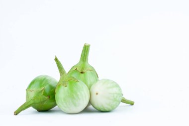 Tayland patlıcan ya da beyaz arka planda sarı yaban mersinli itüzümü Tayland patlıcanlı sebze