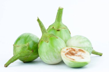 yeşil Taylandlı patlıcan ya da sarı bereli itüzümü beyaz arka planda patlıcan sebzesi izole edilmiş