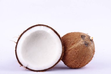 Hindistan cevizi, Hindistan cevizi sütü ve hindistan cevizi kabuğu için beyaz arka plandaki meyveli yiyecekler için kesme yolu.