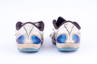 Eski moda eskimiş futsal spor ayakkabıları beyaz arka planda izole (arka plan görünümü) )