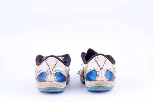 Eski moda eskimiş futsal spor ayakkabıları beyaz arka planda izole (arka plan görünümü) )