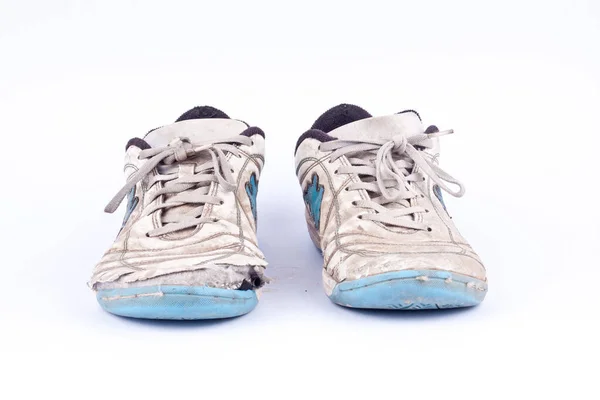 Eski püskü spor ayakkabıları beyaz arka planda izole. 