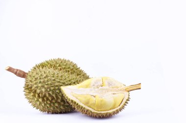 Sarı kabuklu durian ve mon tanga durian, tropikal durian ve meyve durian kralıdır. Beyaz arka planda sağlıklı durian meyveleri izole edilir.