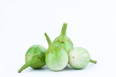 yeşil Taylandlı patlıcan ya da sarı bereli itüzümü beyaz arka planda patlıcan sebzesi izole edilmiş