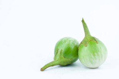 Beyaz arka planda patlıcanlı patlıcan ya da sarı bereli itüzümü yalıtılmış patlıcan sebzesi