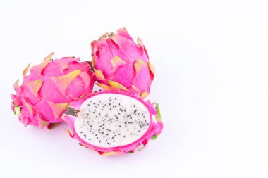 Dilimlenmiş çiğ organik ejderha meyvesi (ejderha meyvesi) veya beyaz arka planda pitaya sağlıklı ejderha meyvesi izole edilmiş