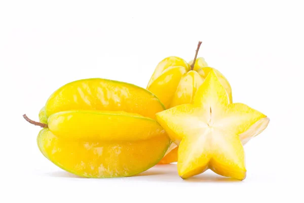 Beyaz zemin üzerinde olgun yıldız meyveli karambola veya yıldız elması (starfruit) sağlıklı yıldız meyvesi izole edilmiş