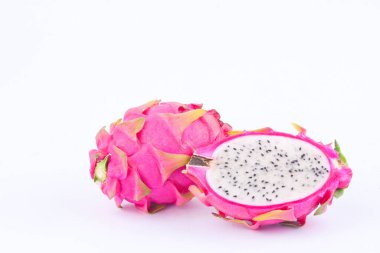 organik ejderha meyvesi (ejderha meyvesi) veya pitaya beyaz arka planda sağlıklı ejderha meyvesi izole edilmiş