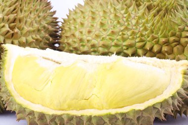  Durian mon tangası durian ve durian soyulmuş meyve tabağı tropikal durian 'ın beyaz arka planda sağlıklı durian meyvelerinin kralıdır.