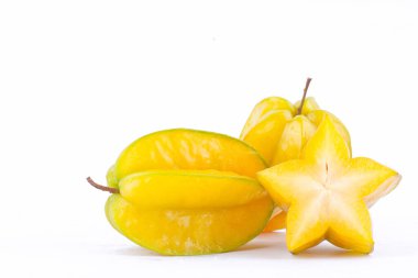  Beyaz zemin üzerinde yıldız meyvesi veya yıldız elması (starfruit) sağlıklı yıldız meyvesi izole edilmiş