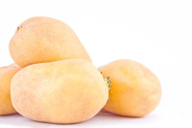  Beyaz arka planda taze patates. Sağlıklı patates. Sebze yiyecekler izole.