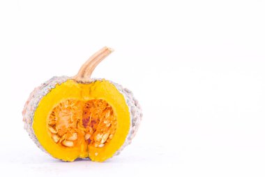 Beyaz arka planda altın kabak kabağı sağlıklı kabocha Sebze yemeği izole