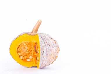  kabak kabağı dilimleri beyaz arka planda tohumlar sağlıklı kabocha sebze yemekleri izole edilmiş