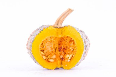 organik altın kabak kabağı dilimleri beyaz arka planda tohumlar sağlıklı kabocha sebzeler izole edilmiş