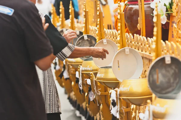 Haga Méritos Ofrezca Ofrendas Comida Los Monjes Budistas Done Dinero —  Fotos de Stock