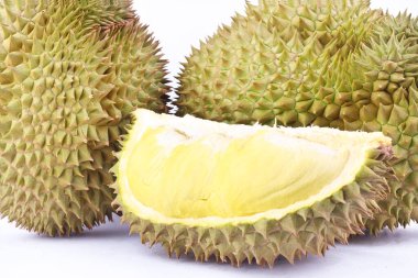 Durian mon tangası beyaz arka planda meyve kralı. Sağlıklı sarı Durian meyvesi. Yakından izole edilmiş.