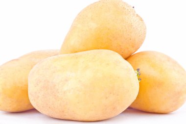  Beyaz arka planda taze organik patates yumrusu sağlıklı patates sebze yiyeceği izole edilmiş.