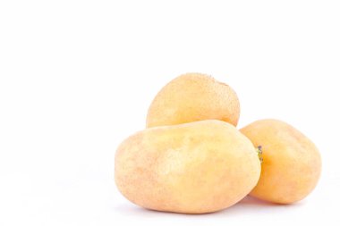  Patatesler beyaz arka planda sağlıklı patates sebzeler izole edilmiş.