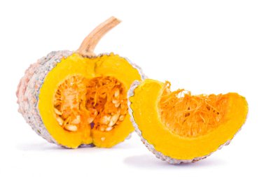  kabak kabağı dilimleri beyaz arka planda tohumlar sağlıklı kabocha sebze yemekleri izole edilmiş
