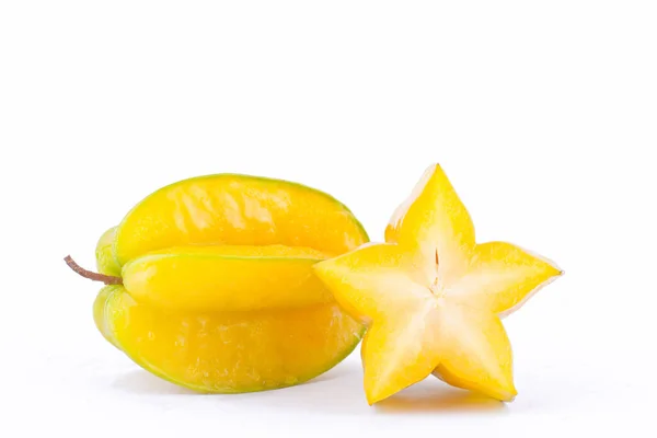 Beyaz zemin üzerinde sarı yıldız meyveli karambola veya yıldız elması (starfruit) sağlıklı yıldız meyvesi izole edilmiş