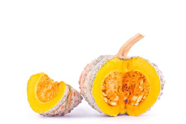 Beyaz arka planda altın kabak kabağı ve balkabağı dilimleri sağlıklı kabocha Sebze