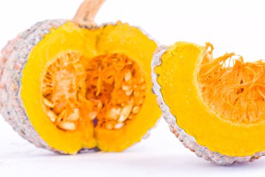 Kabak kabağı ve kabak tohumu beyaz arka planda sağlıklı kabocha Sebze