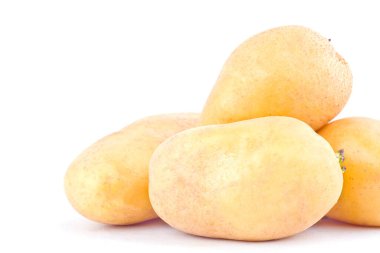  Beyaz arka planda taze patates. Sağlıklı patates. Sebze yiyecekler izole.