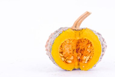 Beyaz arka planda altın kabak kabağı ve balkabağı dilimleri sağlıklı kabocha Sebze