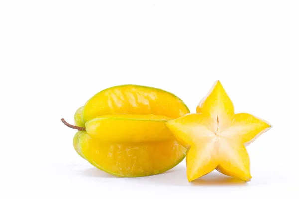 Beyaz zemin üzerinde sarı yıldız meyveli karambola veya yıldız elması (starfruit) sağlıklı yıldız meyvesi izole edilmiş