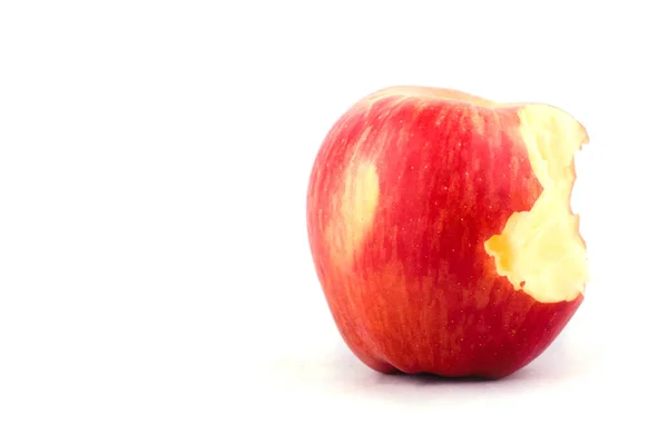 Φρέσκο Κόκκινο Μήλο Λείπει Μια Μπουκιά Λευκό Φόντο Υγιή Φρούτα — Φωτογραφία Αρχείου