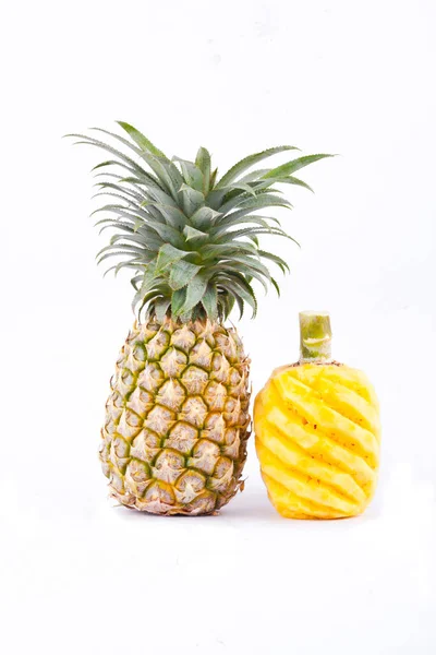 Soyulmuş ananas ve olgun ananas beyaz arka planda sağlıklı ananas meyvesi izole edilmiş.