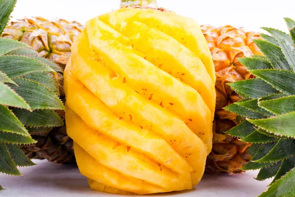 Pelé Ananas Mûr Sur Fond Blanc Ananas Sain Fruits Aliments — Photo