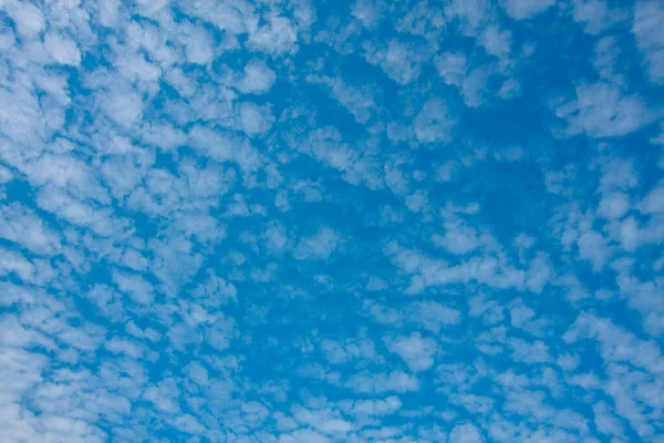 Blauer Himmel Und Flauschige Wolken Cirrocumulus Auf Der Hintergrundstruktur Der — Stockfoto